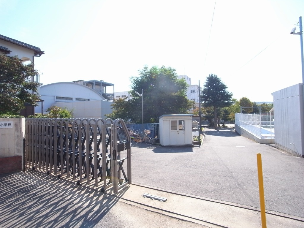 川西市立多田小学校まで647m (徒歩9分) 写真21