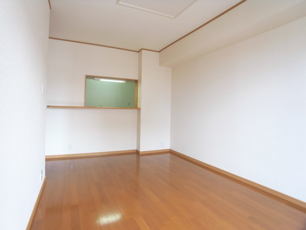 リビング 別の部屋の写真です。 写真4