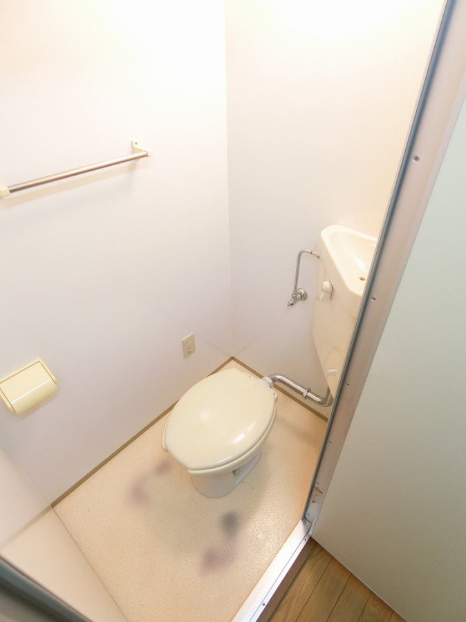 トイレ ※別号室の写真です。 写真13