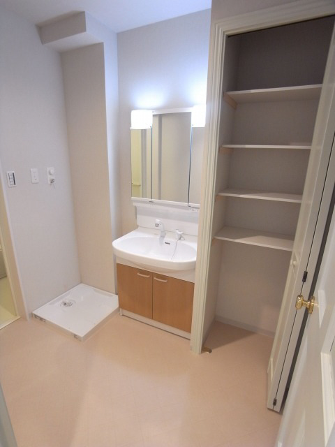 洗面所 広い洗面には収納もございます。 写真6