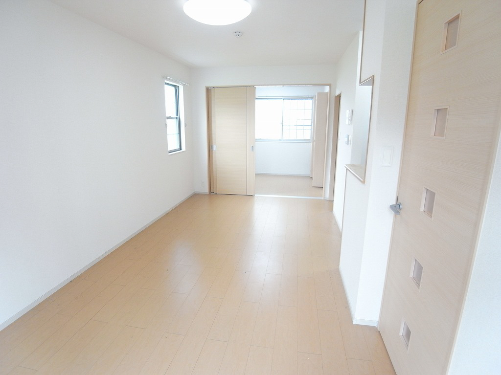 リビング 別の部屋の写真です。 写真2