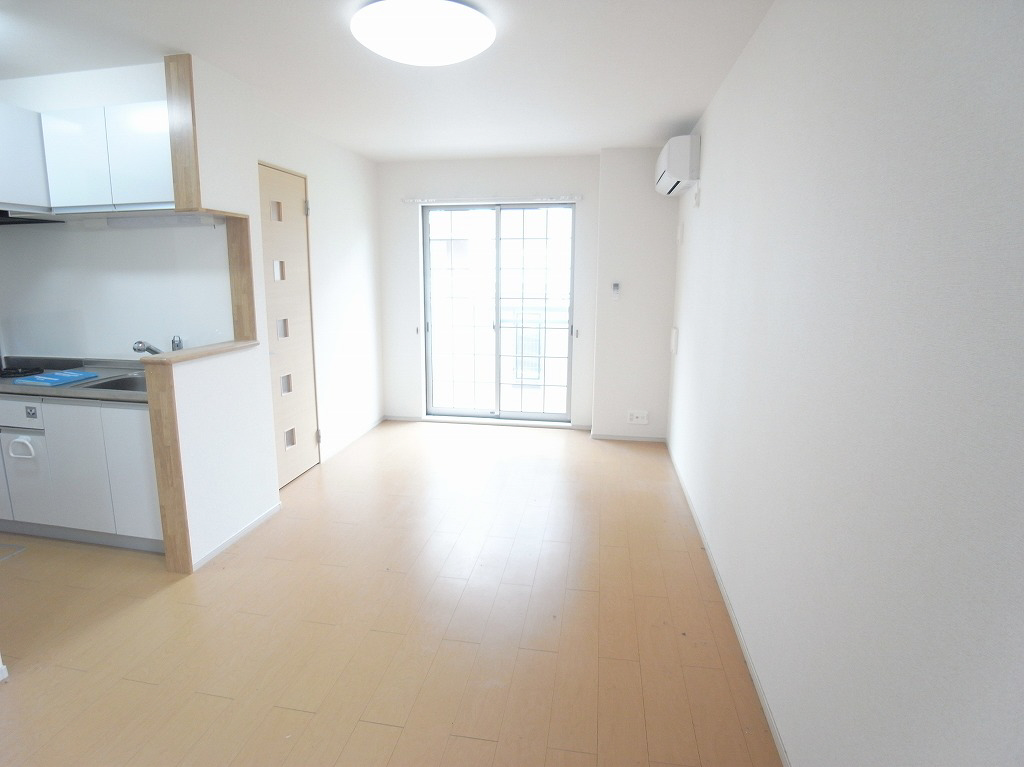 リビング 別の部屋の写真です。 写真3