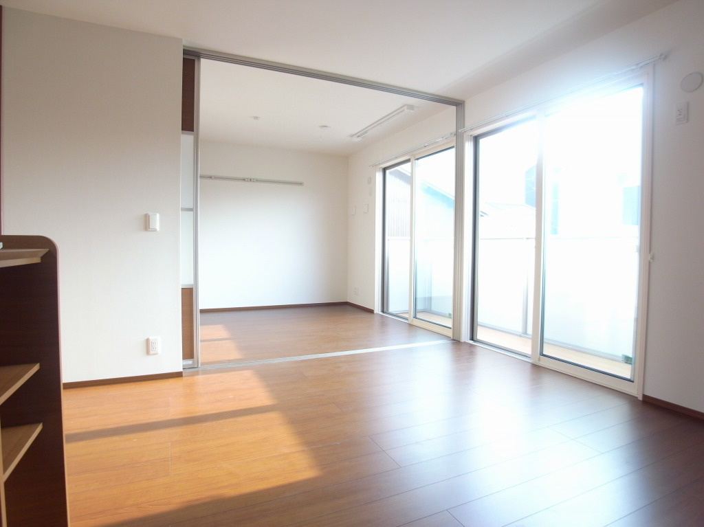 リビング 別の部屋の写真です。 写真2