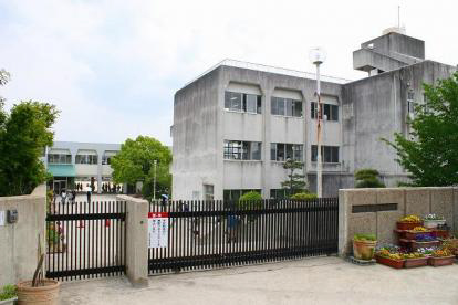 生駒東小学校まで881m (徒歩12分) 写真21