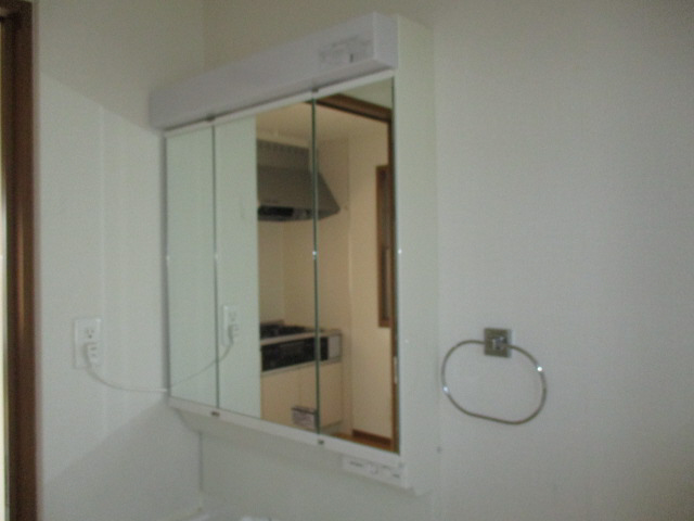 設備 洗面台上部収納 写真15