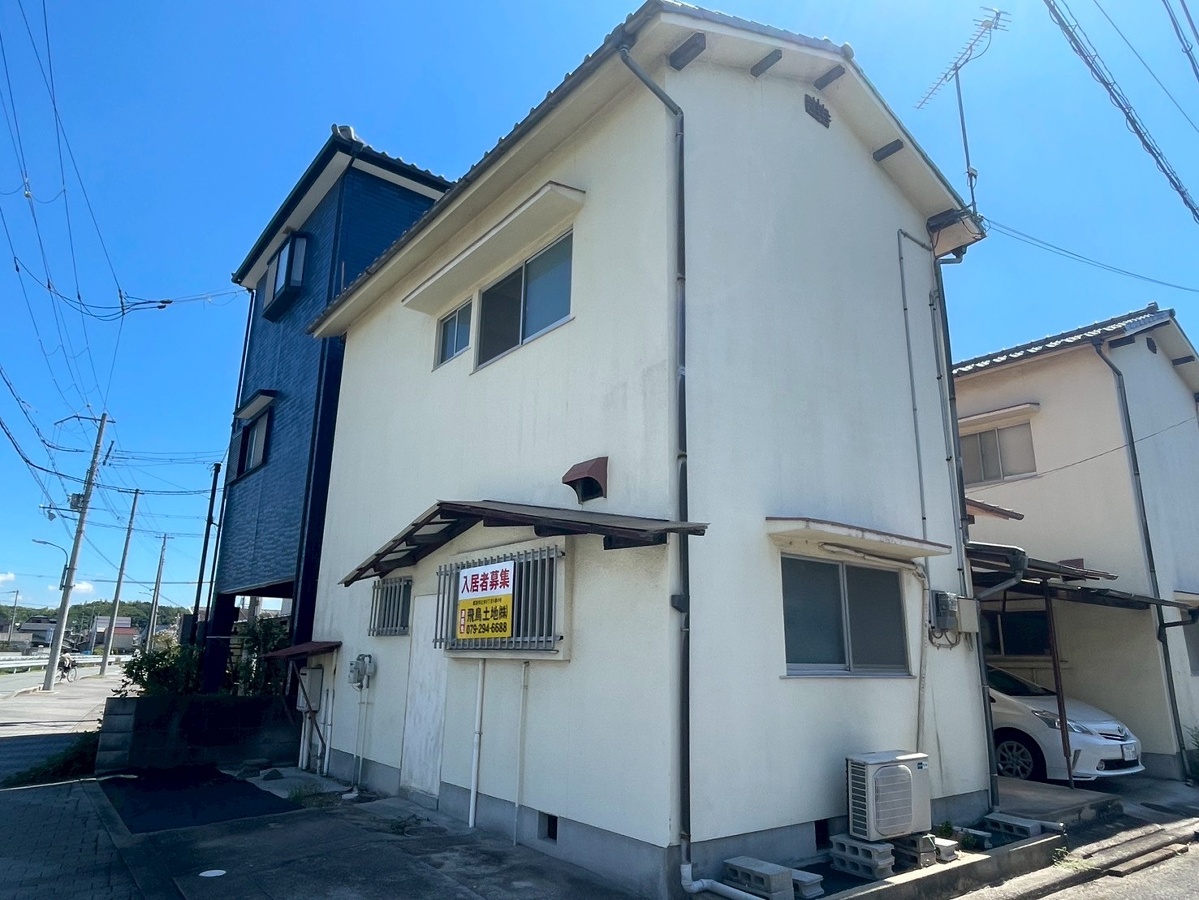 物件番号:1128247479 駐車場1台込の賃料、周辺生活施設多数あり、バス停まで徒歩5分。