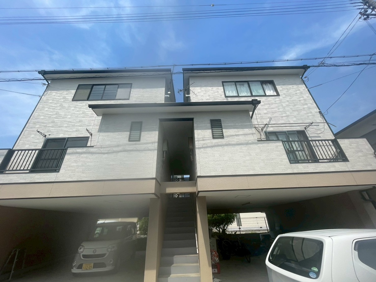 物件番号:1125488586 南側角部屋で屋根付き駐車場完備メゾネット物件！！