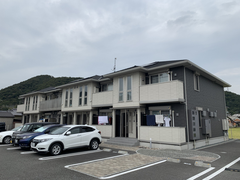物件番号:1128436415 人気のシステムキッチン！インターネット無料！駐車場1台込の賃料！