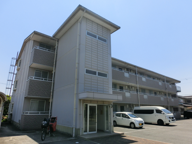 物件番号:1058407406 駐車場1台付きです☆ファミリーでも広々なリビングです♪駅徒歩10分圏内で便利です